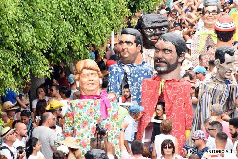 Los papagüevos entre el gentío (Foto Antonio Alí)
